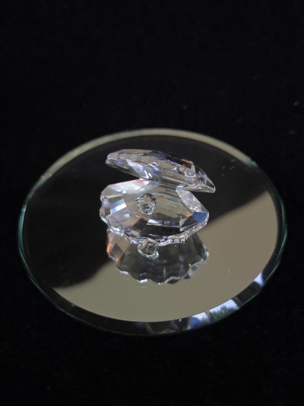 Swarovski Crystal Small Oyster Clam Shell with Pearl Figurine – Retired